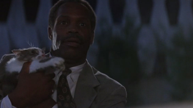 Lethal Weapon 3 - Murtaugh Danny Glover holding cat