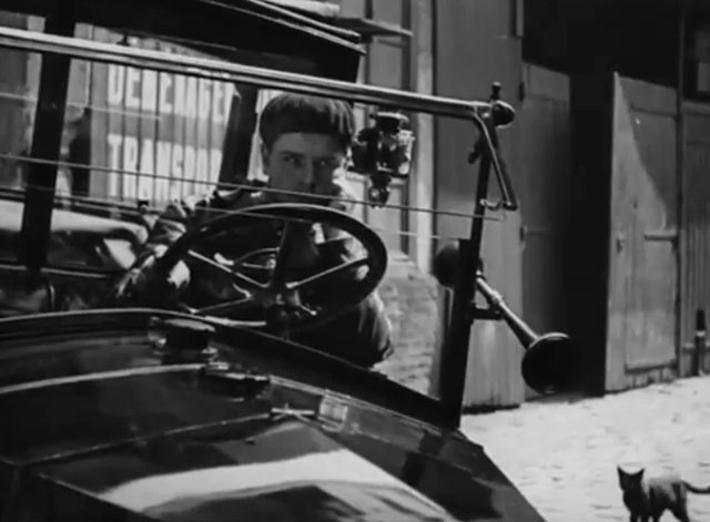 Der Liebe der Jeanne Ney - Poitras Hans Jaray sitting in taxi with black cat on street beside