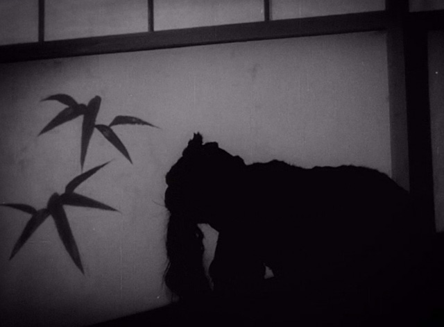 The Life of Oharu - silhouette of fake cat stealing wig