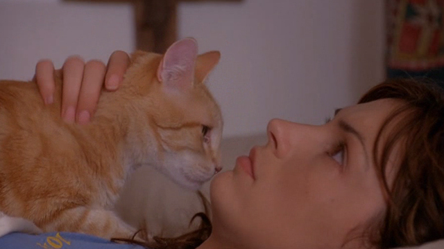 Love & Sex - Kate Famke Janssen surprised by being awakened by orange tabby cat