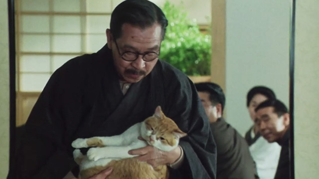 Madadayo - Professor Hyakken Uchida Tatsuo Matsumura carrying orange and white tabby cat Nora Alley