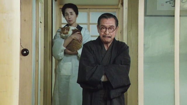 Madadayo - Professor Hyakken Uchida Tatsuo Matsumura with wife Kyôko Kagawa holding orange and white tabby cat Nora Alley