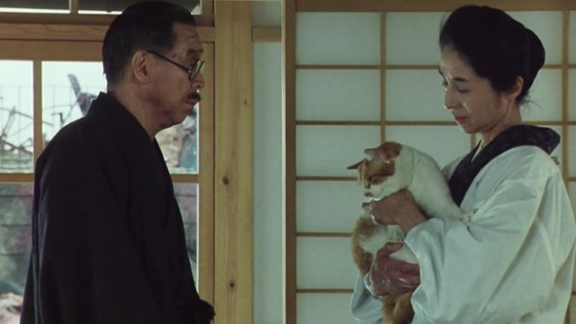 Madadayo - Professor Hyakken Uchida Tatsuo Matsumura and wife Kyôko Kagawa holding orange and white tabby cat Nora Alley