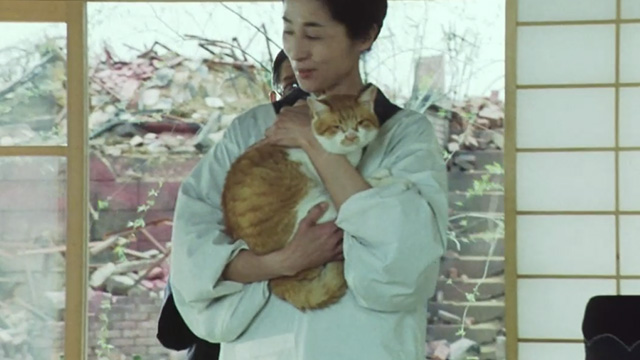 Madadayo - Professor Hyakken Uchida Tatsuo Matsumura chasing wife Kyôko Kagawa holding orange and white tabby cat Nora Alley
