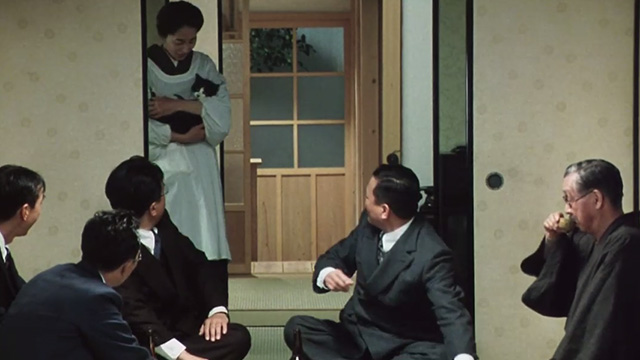 Madadayo - Professor Hyakken Uchida Tatsuo Matsumura with students and wife Kyôko Kagawa holding tuxedo cat Kurz
