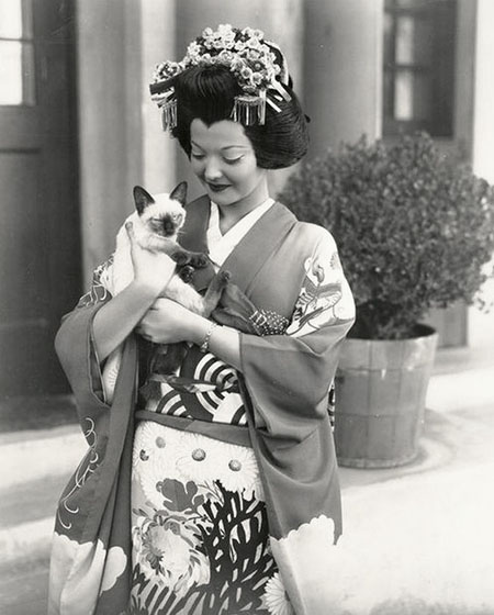 Madame Butterfly - Cho-Cho San Sylvia Sidney holding Siamese kitten publicity photo