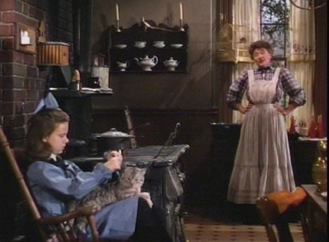 Meet Me in St. Louis - Agnes tying bow around cat Lady Babbie's neck