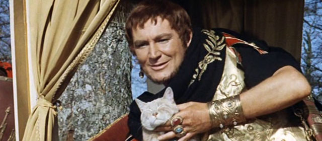 L'ultimo gladiatore - Messalina vs. the Son of Hercules - Caligula Charles Borromel sitting in lectica during battle with cream colored tabby cat