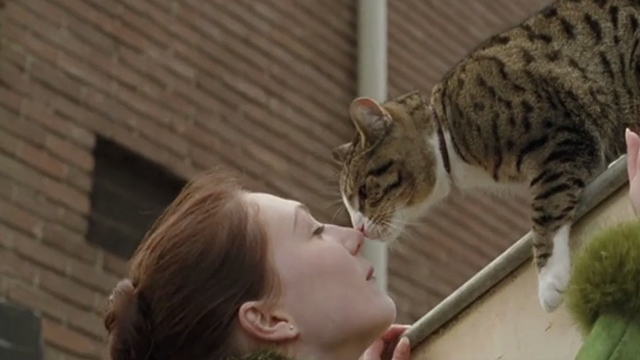 Minoes - Miss Minoes Carice van Houten rubbing noses with white and tabby cat Simon