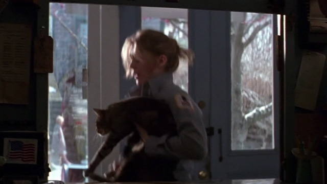 Moonlight Mile - Bertie Ellen Pompeo grabbing tabby cat Fay Ray