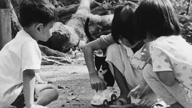 Mysterious Object at Noon - Dokfa nai meuman - children playing with toy car and tuxedo cat