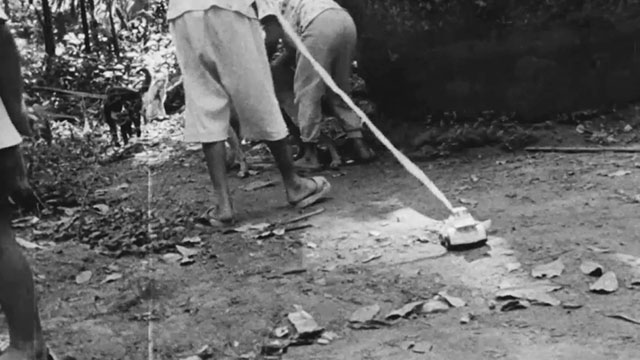 Mysterious Object at Noon - Dokfa nai meuman - children playing with toy car and tuxedo cat in background
