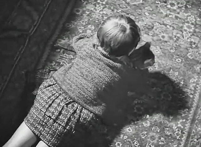 Neurasthenia - Bolnye nervy - little girl hugging tabby kitten on floor