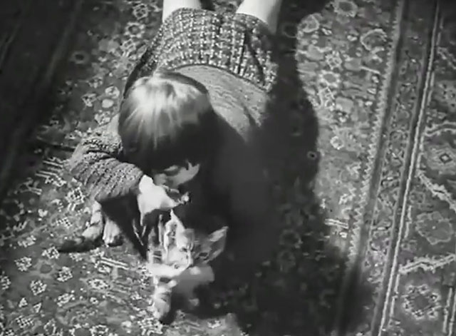 Neurasthenia - Bolnye nervy - little girl hugging tabby kitten on floor