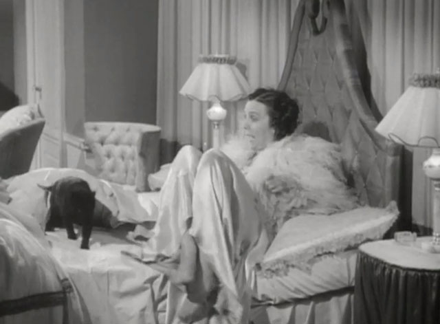 Niagara Falls - Emmy Zasu Pitts startled at sight of black cat in her bed
