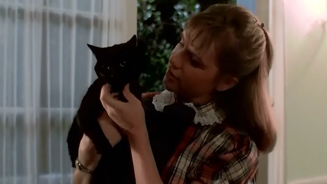 Night of the Creeps - black cat Gordon in Karen June Harris' arms