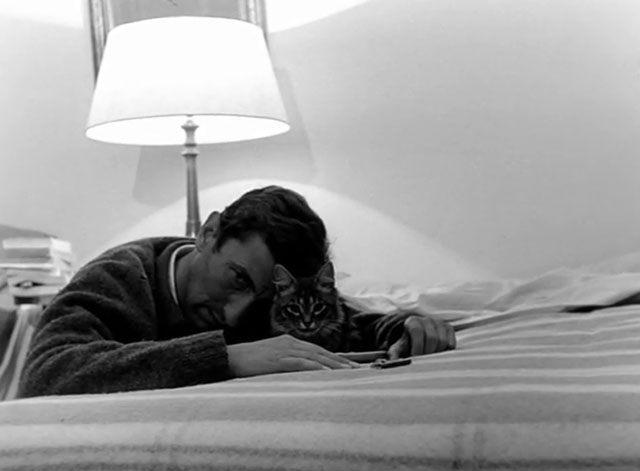 Nuit noire Calcutta - Maurice Garrel leaning on bed with longhair tabby cat