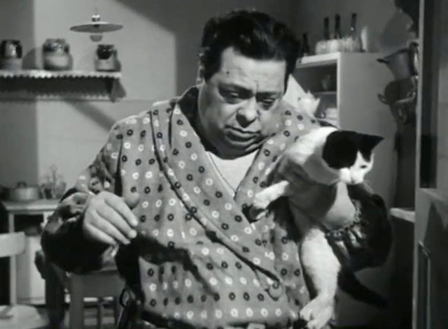 Papa diventa mamma - Guiseppe Aldo Fabrizi holding small tuxedo cat