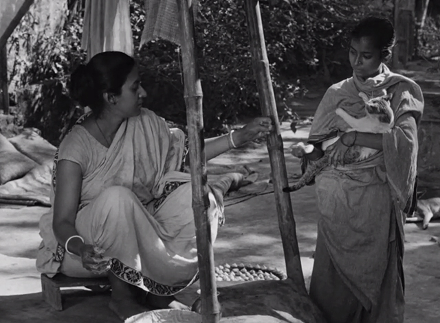 Pather Panchali - Durga Uma Das Gupta holding multicolored cat while talking to mother