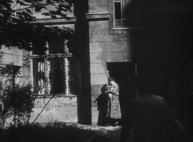 People on Sunday - Menschen am Sonntag - Christl Ehlers with landlady holding bicolor cat