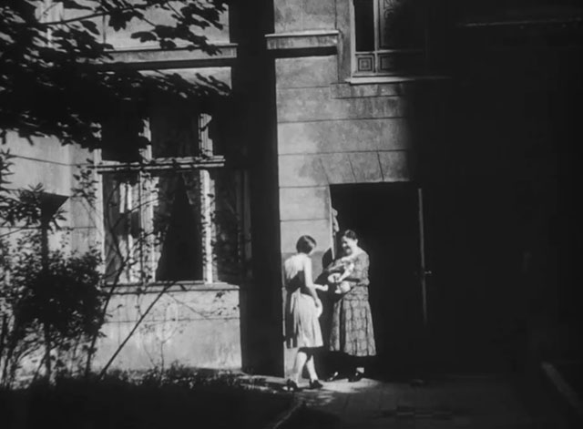 People on Sunday - Menschen am Sonntag - Christl Ehlers with landlady holding bicolor cat