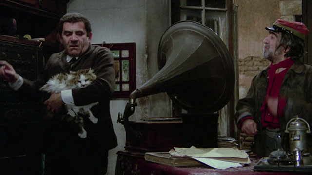 Er più: storia d'amore e di coltello - The Chinese Vittorio Caprioli holding longhair tabby and white cat with soldier Enzo Maggio