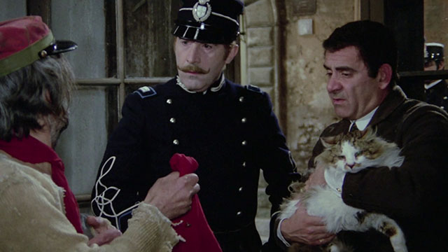 Er più: storia d'amore e di coltello - The Chinese Vittorio Caprioli holding longhair tabby and white cat with soldier Enzo Maggio and Marshall Romolo Valli