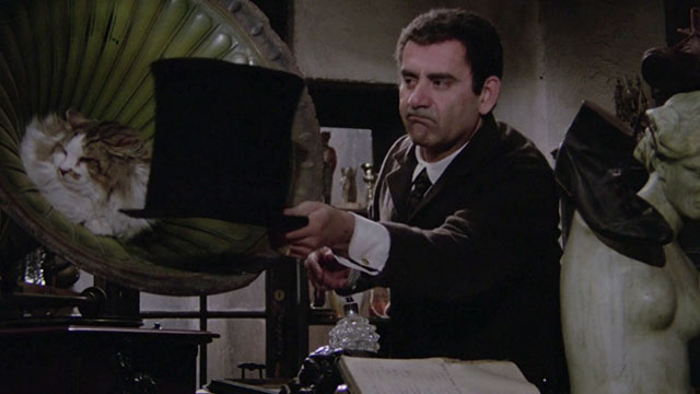 Er più: storia d'amore e di coltello - The Chinese Vittorio Caprioli sticking top hat in face of longhair tabby and white cat sitting in gramophone horn