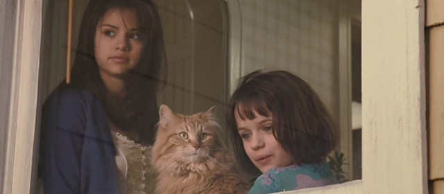 Ramona and Beezus - long-haired orange tabby cat Picky Picky Miller looking out of window with Ramona Joey King and Beezus Selena Gomez