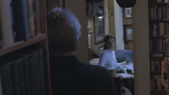 Runaway Bride - long-haired cat Italics sitting beside Maggie Julia Roberts on couch with Ike Richard Gere