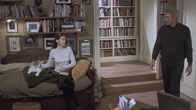 Runaway Bride - long-haired cat Italics sitting beside Maggie Julia Roberts on couch with Ike Richard Gere