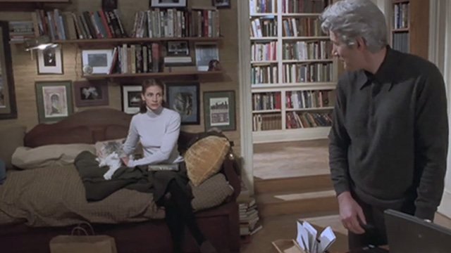 Runaway Bride - long-haired cat Italics sitting beside Maggie Julia Roberts on couch with Ike Richard Gere