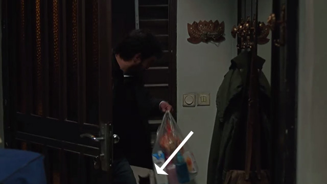 The Salesman - Emad Etesami Shahab Hosseini enters apartment as cat runs outside