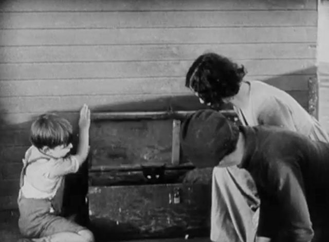 The Salvation Hunters - Georgia Hale, George K. Arthur and Bruce Guerin finding black cat inside wooden box