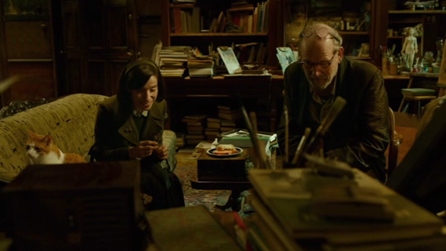 The Shape of Water - Elisa Sally Hawkins and Giles Richard Jenkins in apartment with orange and white cat