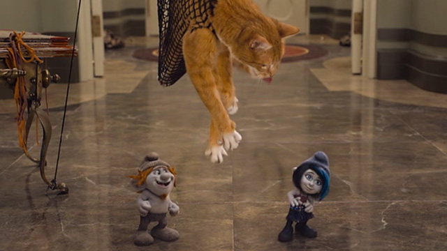 The Smurfs 2 - Azrael cat caught in net dangling above Vexy and Hackus