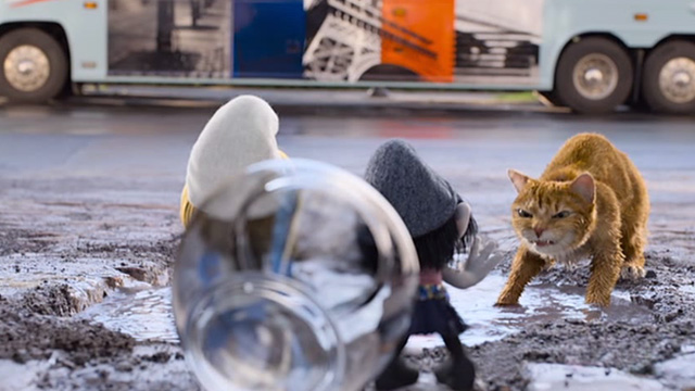 The Smurfs 2 - Azrael cat about to attack Vexy and Smurfette