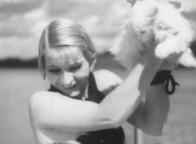 En stilla flirt - Diddi Tutta Rolf holding up white cat Murre over head