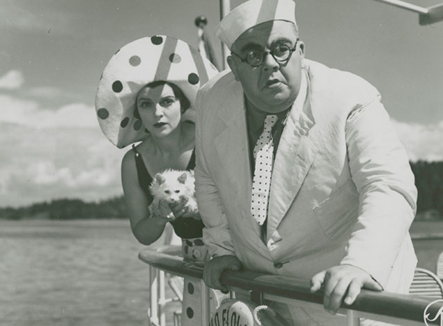 En stilla flirt - Sally Margit Manstad holding white cat Murre with Mr. Wilder Frithjof Fearnley