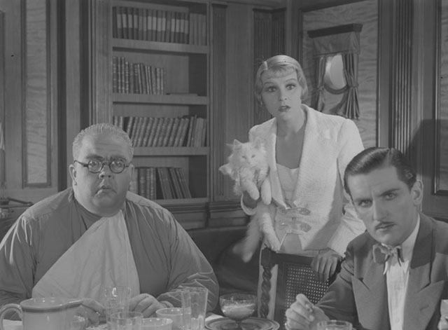 En stilla flirt - Diddi Tutta Rolf holding white cat Murre Dr. Gerhardt Leif Amble-Næss and Mr. Wilder Frithjof Fearnley