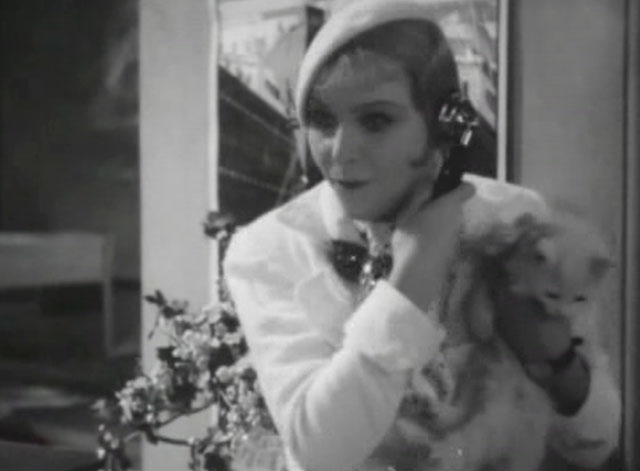 En stilla flirt - Diddi Tutta Rolf holding white cat Murre while on phone