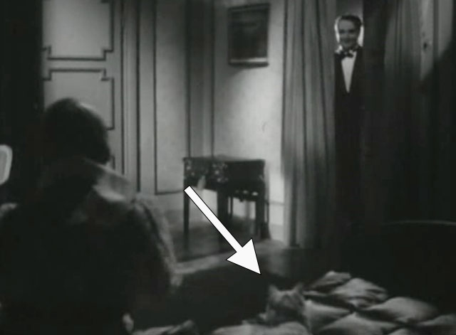 En stilla flirt - Diddi Tutta Rolf with white cat Murre on bed as Dr. Green Ernst Eklund enters