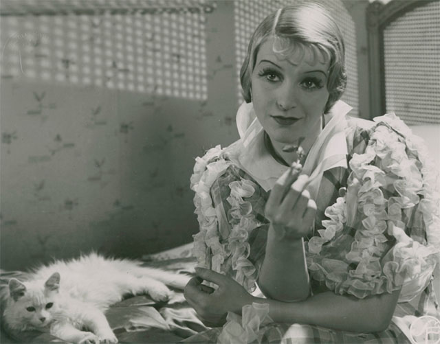 En stilla flirt - Diddi Tutta Rolf sitting on bed with white cat Murre