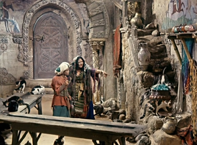 Die Geschichte vom kleinen Muck - The Story of Little Mook - Johannes Maus and Ahavzi Trude Hesterberg surrounded by cats and treasure