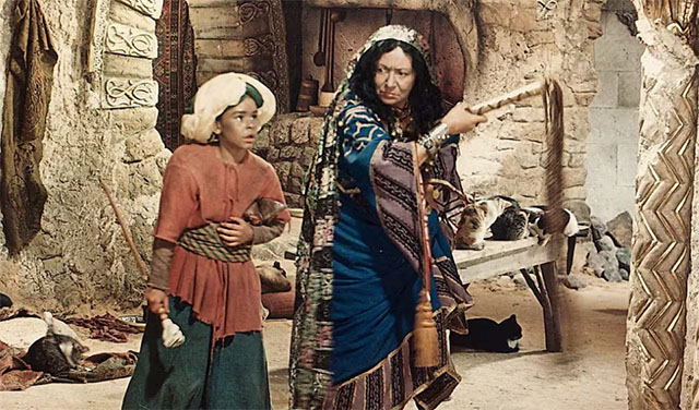 Die Geschichte vom kleinen Muck - The Story of Little Mook - Johannes Maus having hiding behind Ahavzi Trude Hesterberg with cats