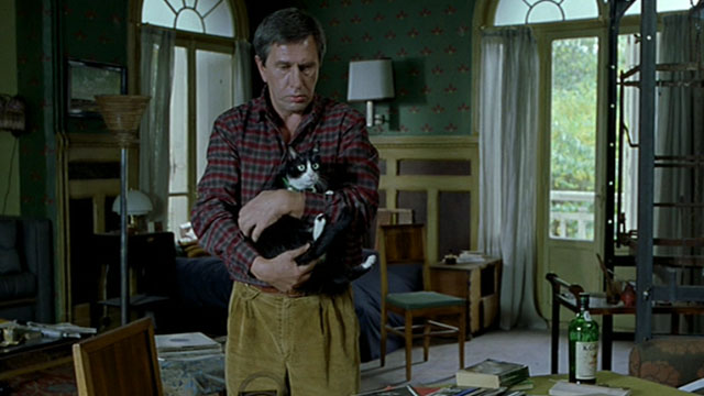 Histoire de Marie et Julien - The Story of Marie and Julien - Jerzy Radziwilowicz holding tuxedo cat Nevermore Gaspard