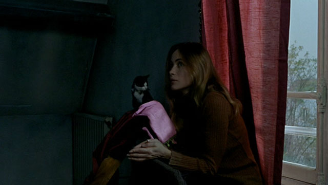 Histoire de Marie et Julien - The Story of Marie and Julien - Emmanuelle Béart with tuxedo cat Nevermore Gaspard behind her