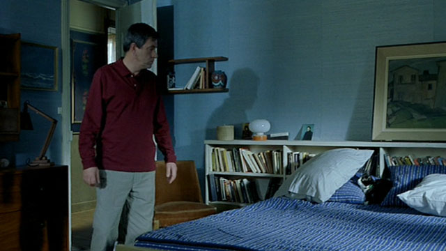 Histoire de Marie et Julien - The Story of Marie and Julien - Jerzy Radziwilowicz looking at tuxedo cat Nevermore Gaspard on bed