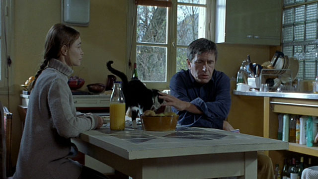 Histoire de Marie et Julien - The Story of Marie and Julien - Jerzy Radziwilowicz and Emmanuelle Béart with tuxedo cat Nevermore Gaspard on table