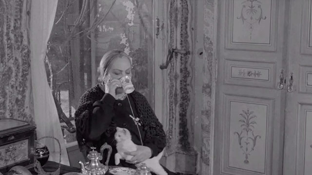 The Third Eye - Il Terzo Occhio - mother Olga Solbelli sitting in chair holding wriggling white kitten